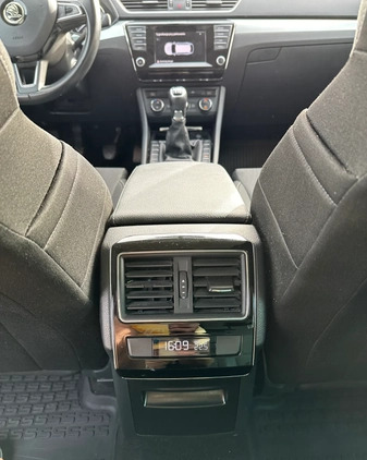 Skoda Superb cena 52900 przebieg: 198000, rok produkcji 2016 z Gdańsk małe 121
